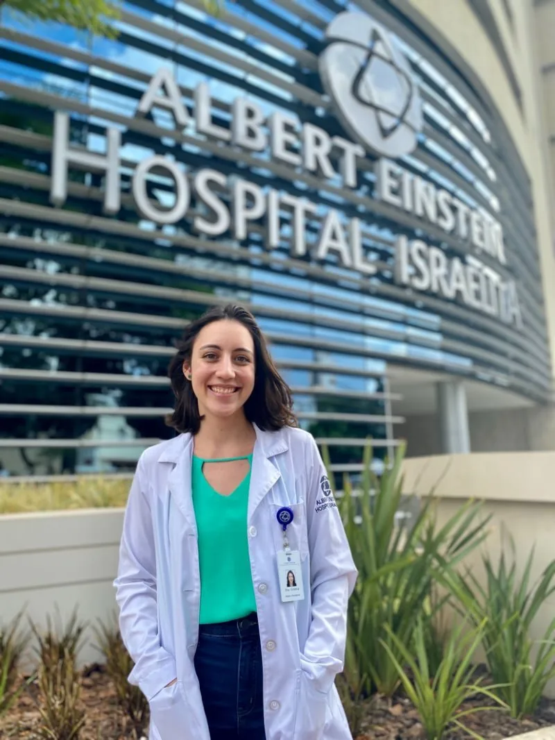 Dra. Victória Gadotti em frente ao Hospital Israelita Albert Einstein